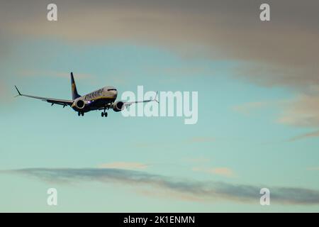 Charleroi, Belgique, 17 septembre 2022, avion de la compagnie Ryanair dans le ciel atterrissant à l'aéroport de Bruxelles Sud Banque D'Images