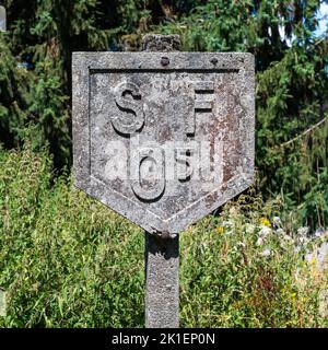 Jodoigne, région de Wallon, Belgique, 08 02 2022 - panneau de pierre usé avec les lettres S F 05 d'une ancienne voie ferrée Banque D'Images