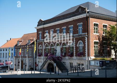 Hoegaarden, Brabant flamand, Belgique, 08 02 2022 - Hôtel de ville et place dans le centre-ville Banque D'Images