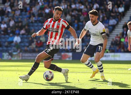 Preston, Angleterre, le 17th septembre 2022. George Baldock de Sheffield Utd et Robbie Brady de Preston North End pendant le match du championnat Sky Bet à Deepdale, Preston. Le crédit photo devrait se lire: Simon Bellis / Sportimage Banque D'Images