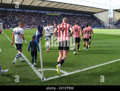 Preston, Angleterre, le 17th septembre 2022. Les équipes sortent pendant le match du championnat Sky Bet à Deepdale, Preston. Le crédit photo devrait se lire: Simon Bellis / Sportimage Banque D'Images