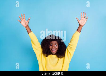 Photo de heureuse fille chanceux lève les bras paumes vers le haut se réjouir voir vente discount Scream oui isolé sur fond bleu de couleur Banque D'Images