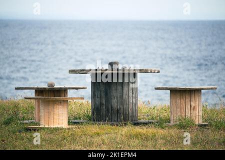Tables de pique-nique à bobine de câble industrielle surépatillée Banque D'Images