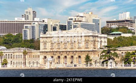 Palais de Dolmabahce, ou Dolmabahce Sarayi, situé dans le quartier de Besiktas à Istanbul, en Turquie, sur la côte européenne du détroit de Bosporus, principal centre administratif de l'Empire ottoman Banque D'Images