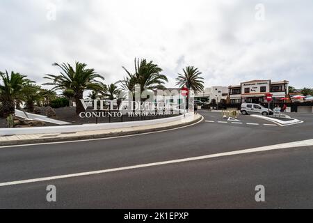 TEGUISE (village), LANZAROTE, ÎLES CANARIES - 17 JUILLET 2022 : rond-point à l'entrée du village. Jusqu'en 1852, c'était la capitale de l'île. Banque D'Images