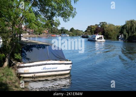 Old Windsor, Berkshire, Royaume-Uni. 17th septembre 2022. Bateaux sur la Tamise à Old Windsor. Le cortège de sa Majesté la Reine devrait traverser l'ouest de Londres par le A30 à Staines et à côté de la Tamise sur le A308 Straight Road à Old Windsor, en arrivant à Shaw Farm Gate par le long Walk à Windsor. La procession se poursuivra ensuite jusqu'à la longue promenade dans le château de Windsor. On s'attend à ce que des milliers de personnes empruntent la route pour payer leurs derniers respects à la reine Elizabeth II, mais les routes vers Windsor seront fermées à partir de 4am le matin de la funérailles royale. Crédit : Maureen McLean/Alay Liv Banque D'Images