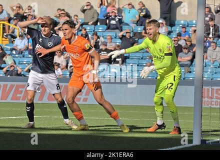 LONDRES ANGLETERRE - SEPTEMBRE 17 : L-R Billy Mitchell de Millwall, Shayne Lavery de Blackpool et Daniel Grimshaw de Blackpool en action pendant Champion Banque D'Images