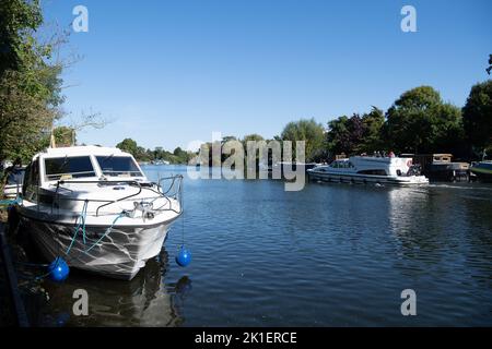 Old Windsor, Berkshire, Royaume-Uni. 17th septembre 2022. Bateaux sur la Tamise à Old Windsor. Le cortège de sa Majesté la Reine devrait traverser l'ouest de Londres par le A30 à Staines et à côté de la Tamise sur le A308 Straight Road à Old Windsor, en arrivant à Shaw Farm Gate par le long Walk à Windsor. La procession se poursuivra ensuite jusqu'à la longue promenade dans le château de Windsor. On s'attend à ce que des milliers de personnes empruntent la route pour payer leurs derniers respects à la reine Elizabeth II, mais les routes vers Windsor seront fermées à partir de 4am le matin de la funérailles royale. Crédit : Maureen McLean/Alay Liv Banque D'Images