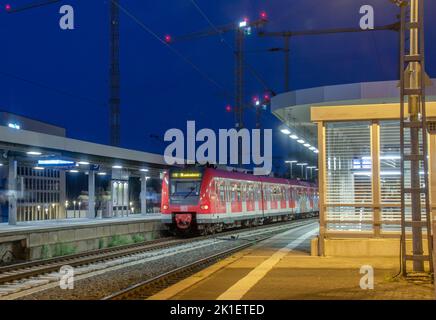 Cologne 2021 juin : gare de Deuz la nuit en exposition de longue durée Banque D'Images