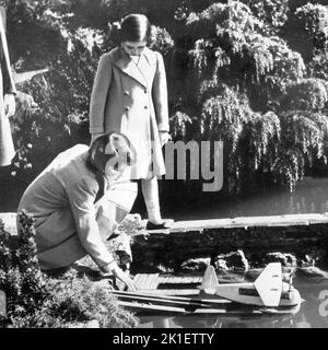 Photo du dossier datée du 01/04/1939, les princesses Elizabeth (aujourd'hui Reine Elizabeth II) et Margaret lancent un hydravion modèle au village modèle de Bekonscot à Beaconsfield, dans le Buckinghamshire. Date de publication: Dimanche 18 septembre 2022.. Le crédit photo devrait indiquer : PA Wire Banque D'Images