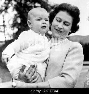 Photo du dossier datée du 08/11/60 de la reine Elizabeth II tenant le prince Andrew lors d'une sortie sur le terrain à Balmoral, en Écosse. Il a été le premier enfant à être né à un monarque régnant pendant 103 ans. Date de publication: Dimanche 18 septembre 2022.. Le crédit photo devrait indiquer : PA Wire Banque D'Images