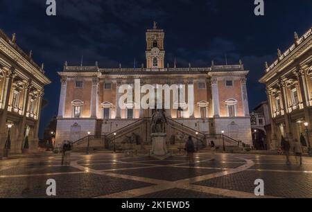 Place du Capitole (Piazza del Campidoglio) à Rome, Italie : statue de l'empereur romain Marcus Aurelius à cheval devant le Palazzo Senatorio. Banque D'Images