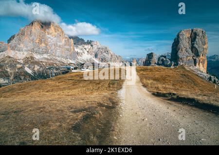 Station de remontée mécanique près des formations rocheuses de Cinque Torri. Magnifique grand sentier de randonnée avec une vue imprenable sur les Dolomites, l'Italie, l'Europe Banque D'Images