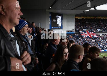 Les fans observent une minute de silence comme une marque de respect pour la reine Elizabeth II, récemment décédée, et chantent ensuite l'hymne national, Dieu Save the King, à l'intérieur du stade Ibrox du FC Rangers, à Glasgow, en Écosse, le 17 septembre 2022. Banque D'Images