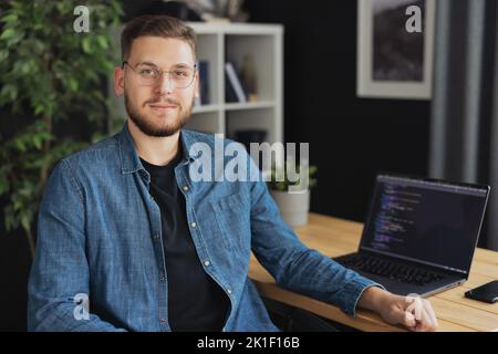 Portrait du jeune codeur Banque D'Images