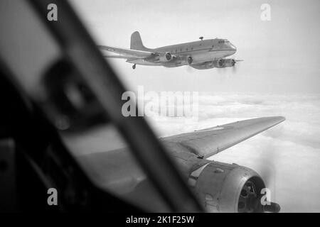 Vue du poste de pilotage d'un Handley page Hastings HP 67, Royal Air Force transport Command, survolant l'Allemagne occupée, 1949 Noir et blanc Banque D'Images