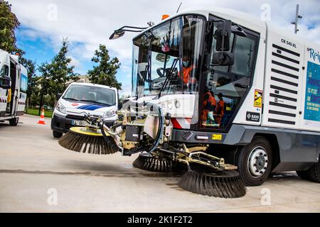 Reims, France - 17 septembre 2022 voitures de nettoyage et camion à ordures garés dans les rues de Reims prenant part à la journée mondiale pour nettoyer notre Banque D'Images