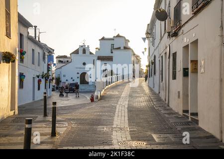 Rues étroites du village blanc de Mijas pueblo au coucher du soleil, Andalousie, province de Malaga, Costa del sol, Espagne Banque D'Images