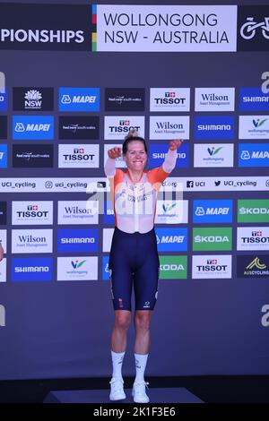 18th septembre 2022 ; 18th septembre 2022, Wollongong, Illawarra, pays de Galles du Sud, Australie: UCI World Road Cycling Championships, essais de temps des femmes: Ellen Van Dijk des pays-Bas monte sur le podium pour accepter sa médaille d'or après avoir gagné la course avec un temps de 44:28,62 Banque D'Images