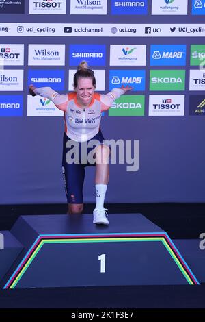 18th septembre 2022 ; 18th septembre 2022, Wollongong, Illawarra, pays de Galles du Sud, Australie: UCI World Road Cycling Championships, essais de temps des femmes: Ellen Van Dijk des pays-Bas monte sur le podium pour accepter sa médaille d'or après avoir gagné la course avec un temps de 44:28,62 Banque D'Images