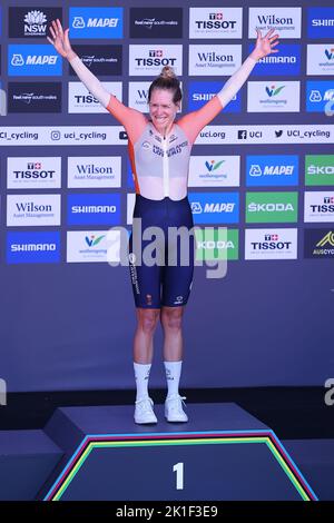 18th septembre 2022 ; 18th septembre 2022, Wollongong, Illawarra, pays de Galles du Sud, Australie: UCI World Road Cycling Championships, essais de temps des femmes: Ellen Van Dijk des pays-Bas monte sur le podium pour accepter sa médaille d'or après avoir gagné la course avec un temps de 44:28,62 Banque D'Images