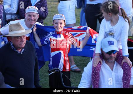 Wollongong, Australie. 18th septembre 2022 ; 18th septembre 2022, Wollongong, Illawarra, pays de Galles du Sud, Australie: UCI World Road Cycling Championships, Men's Elite Time Trials: British Supporters à la cérémonie de remise des prix Credit: Action plus Sports Images/Alay Live News Banque D'Images