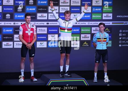 Wollongong, Australie. 18th septembre 2022 ; 18th septembre 2022, Wollongong, Illawarra, pays de Galles du Sud, Australie: UCI World Road Cycling Championships, Men's Elite Time Trials: Tobias Foss de Norvège reconnaît la foule, gagnant la médaille d'or, dans un temps de course de 40:02,78 Credit: Action plus Sports Images/Alay Live News Banque D'Images