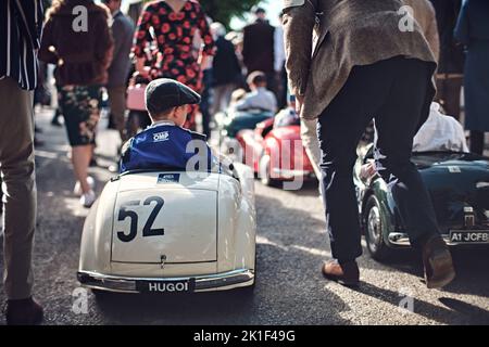 Goodwood, Chichester, Royaume-Uni. 18th septembre 2022. Kids of Goodwood Revival's Settring Cup - Austin J40 Pedal car Race pendant le Goodwood Revival 2022 ( Credit: Gergo Toth/Alay Live News Banque D'Images