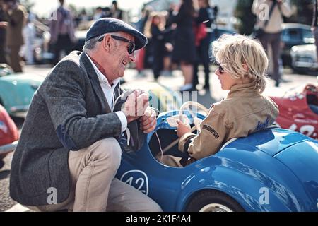 Goodwood, Chichester, Royaume-Uni. 18th septembre 2022. Kids of Goodwood Revival's Settring Cup - Austin J40 Pedal car Race pendant le Goodwood Revival 2022 ( Credit: Gergo Toth/Alay Live News Banque D'Images