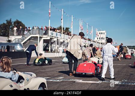 Goodwood, Chichester, Royaume-Uni. 18th septembre 2022. Kids of Goodwood Revival's Settring Cup - Austin J40 Pedal car Race pendant le Goodwood Revival 2022 ( Credit: Gergo Toth/Alay Live News Banque D'Images