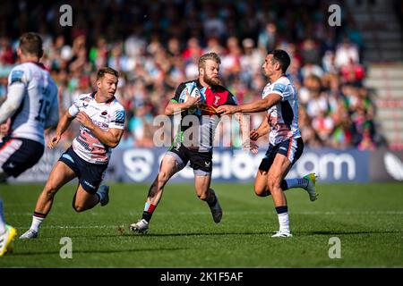 LONDRES, ROYAUME-UNI. 17th septembre 2022. Tyrone Green of Harlequins est affronté lors du match de rugby Gallagher Premiership Round 2 entre Harlequins et Saracens au stade Twickenham Stoop, le samedi 17 septembre 2022. LONDRES, ANGLETERRE. Credit: Taka G Wu/Alay Live News Banque D'Images