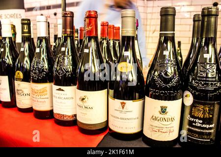 Reims, France - 17 septembre 2022 bouteilles de vin vendues sur le marché de Reims. Les vins rouges et blancs font partie de la culture française, reconnue dans le monde entier Banque D'Images