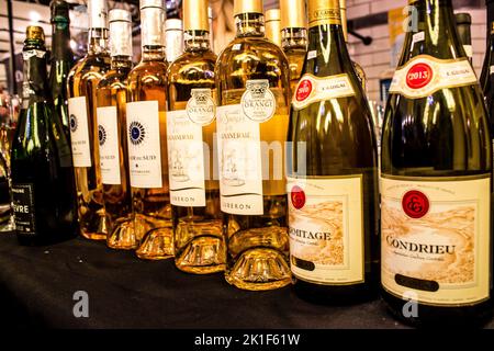 Reims, France - 17 septembre 2022 bouteilles de vin vendues sur le marché de Reims. Les vins rouges et blancs font partie de la culture française, reconnue dans le monde entier Banque D'Images