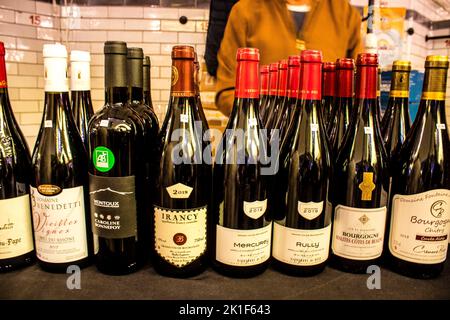 Reims, France - 17 septembre 2022 bouteilles de vin vendues sur le marché de Reims. Les vins rouges et blancs font partie de la culture française, reconnue dans le monde entier Banque D'Images