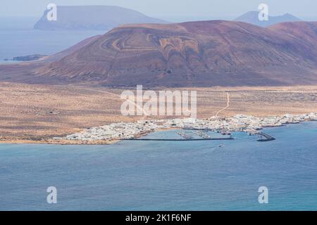 Port de Caleta de Sebo (village principal et capitale de l'île) sur l'île de la Graciosa depuis Mirador de Guinate. Lanzarote. Îles Canaries. Banque D'Images