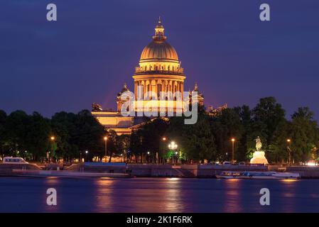 Vue sur la cathédrale Saint-Isaac depuis le côté de la rivière Neva, le soir de mai. Saint-Pétersbourg, Russie Banque D'Images