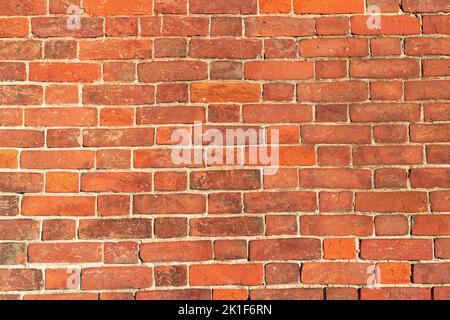 Section de mur de briques rouges par temps ensoleillé Banque D'Images