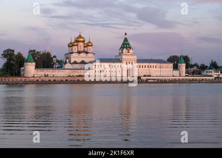 Vue sur l'ancien monastère Ipatiev de la Sainte Trinité avant l'aube. Kostroma, anneau d'or de Russie Banque D'Images