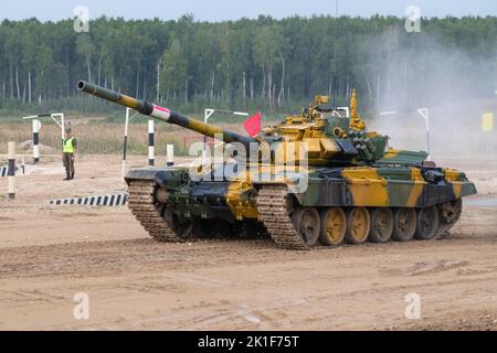 ALABINO, RUSSIE - 19 AOÛT 2022 : char T-72B3 de l'équipe tadjik sur la piste de biathlon de char sur le terrain d'entraînement d'Alabino. Jeux de guerre internationaux Banque D'Images