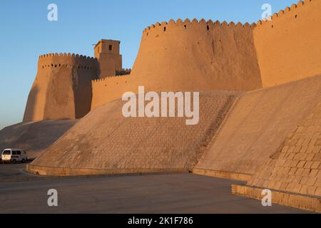 Le bastion principal de l'ancienne citadelle de Kunya-Ark en gros plan lors d'une soirée ensoleillée. Itchan-Kala, Khiva. Ouzbékistan Banque D'Images