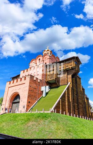 Le majestueux Golden Gate dans le centre de Kiev, un jour d'été contre un ciel bleu et des nuages blancs. 21 août 2022 Kiev, Ukraine. Banque D'Images