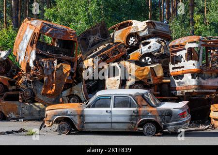 Des squelettes de voitures brûlées se sont accumulés après l'expulsion des envahisseurs russes près de la ville d'Irpin près de Kiev. Banque D'Images