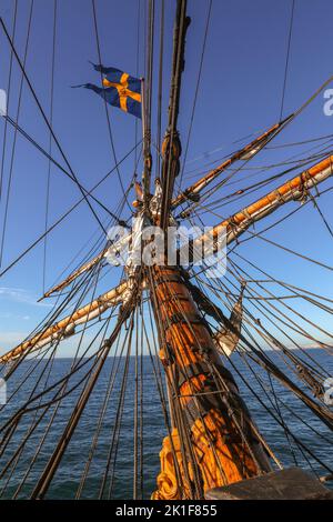 18 septembre 2022: 18 septembre 2020 (Malaga) tel est le Göteborg, Le plus grand voilier en bois de mer au monde qui est arrivé à Malaga c'est une réplique d'un navire de la compagnie suédoise de l'Inde de l'est du 18th siècle qui a coulé au large de la côte de Malaga - ce navire sera dans le port de la ville jusqu'à 20 septembre prochain. Un bateau qui avait un lien étroit avec l'Andalousie, comme il a l'habitude d'appeler à Cadix, pour l'échange ou la collecte de divers produits. Malaga est la seule ville espagnole où la réplique de ce navire historique s'arrête et la neuvième dans l'expédition vers l'Asie 2022/2023. Près de 240 ans Banque D'Images