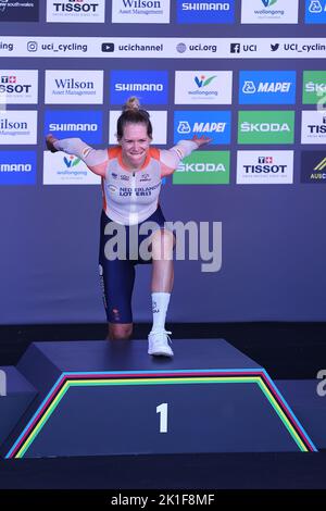 Wollongong, Illawarra, Sud, Royaume-Uni. 18th septembre 2022. Australie: UCI World Road Cycling Championships, essais de temps des femmes: Ellen Van Dijk des pays-Bas monte sur le podium pour accepter sa médaille d'or après avoir gagné la course avec un temps de 44:28,62 crédit: BSR Agency/Alay Live News Banque D'Images