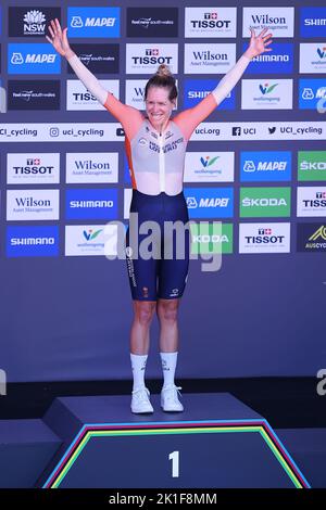 Wollongong, Illawarra, Sud, Royaume-Uni. 18th septembre 2022. Australie: UCI World Road Cycling Championships, essais de temps des femmes: Ellen Van Dijk des pays-Bas monte sur le podium pour accepter sa médaille d'or après avoir gagné la course avec un temps de 44:28,62 crédit: BSR Agency/Alay Live News Banque D'Images