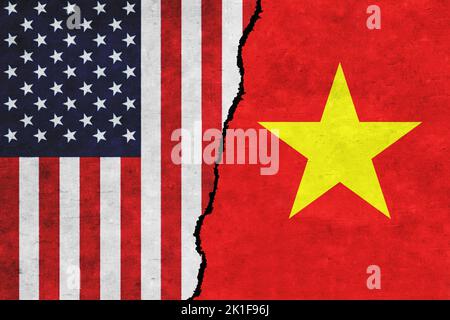 Les Etats-Unis et le Vietnam ont peint des drapeaux sur un mur avec une fissure. Conflit entre les États-Unis et le Vietnam. Le Vietnam et les États-Unis d’Amérique sont tous deux des drapeaux. États-Unis contre Vietnam Banque D'Images