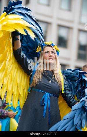 18 septembre 2022, Hessen, Francfort-sur-le-main : alla de Lviv se dresse sur la place de l'Opéra avec des ailes d'ange aux couleurs de l'Ukraine lors d'une manifestation en faveur de l'Ukraine. C'est une contre-démonstration à une manifestation pro-russe sur la place de l'Opéra. Photo: Sebastian Gollnow/dpa Banque D'Images