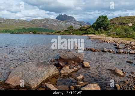 Slioch debout sur la rive du Loch Maree, Écosse, Royaume-Uni Banque D'Images