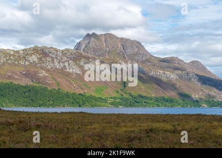 Slioch debout sur la rive du Loch Maree, Écosse, Royaume-Uni Banque D'Images