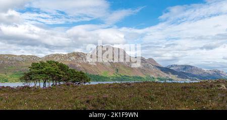 Slioch debout sur la rive du Loch Maree, Écosse, Royaume-Uni Banque D'Images